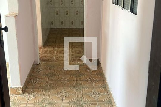 Corredor de casa para alugar com 2 quartos, 65m² em Vila Zat, São Paulo