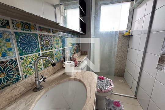 Banheiro de apartamento para alugar com 2 quartos, 54m² em Novo Osasco, Osasco