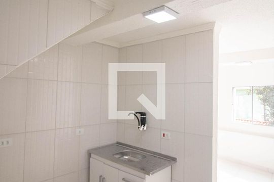 COZINHA E ÁREA DE SERVIÇO de casa para alugar com 1 quarto, 40m² em Parque Peruche, São Paulo