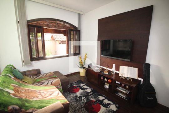 Sala de casa à venda com 6 quartos, 360m² em Camargos, Belo Horizonte