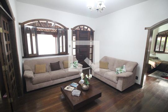 Sala de casa à venda com 6 quartos, 360m² em Camargos, Belo Horizonte