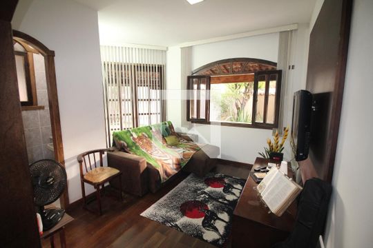 Sala de casa à venda com 6 quartos, 360m² em Camargos, Belo Horizonte