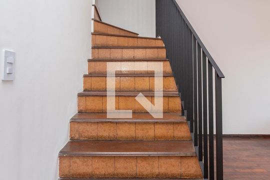 Escada para os quartos de casa à venda com 4 quartos, 202m² em Cidade Ademar, São Paulo