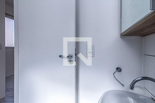 Banheiro social de apartamento para alugar com 2 quartos, 41m² em Jardim Santa Emilia, São Paulo