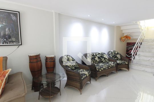 Sala 1 de casa para alugar com 3 quartos, 300m² em Ogiva, Cabo Frio