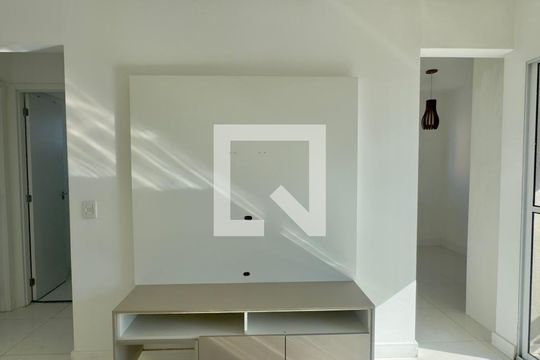 Sala de apartamento para alugar com 3 quartos, 60m² em Jardim Madeirense, Guarulhos