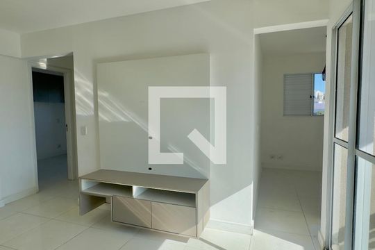 Sala de apartamento para alugar com 3 quartos, 60m² em Jardim Madeirense, Guarulhos