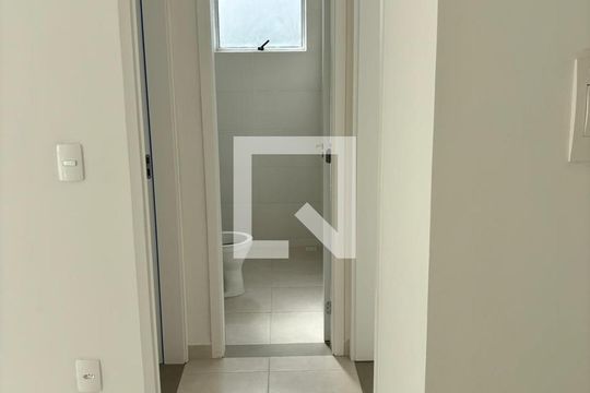 Corredor de apartamento à venda com 1 quarto, 48m² em Santa Cândida, Curitiba