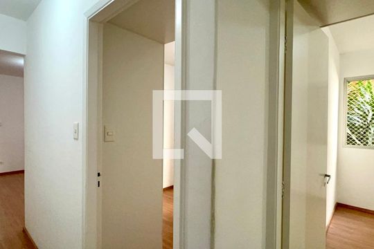 Corredor de apartamento para alugar com 3 quartos, 67m² em Sumaré, São Paulo