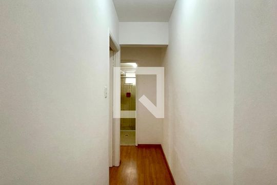 Corredor de apartamento para alugar com 3 quartos, 67m² em Sumaré, São Paulo