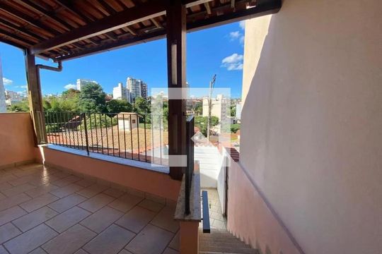 Área externa de casa para alugar com 4 quartos, 90m² em Santa Helena, Juiz de Fora