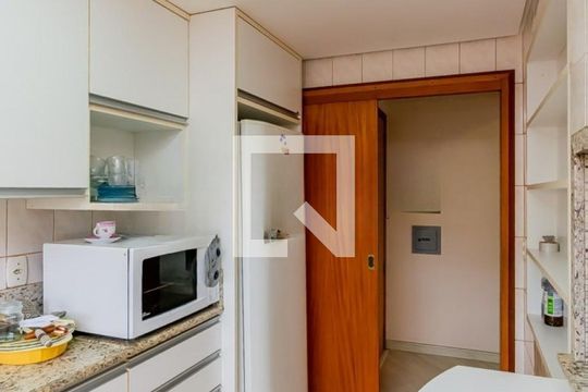 Cozinha de apartamento para alugar com 3 quartos, 99m² em Petrópolis, Porto Alegre