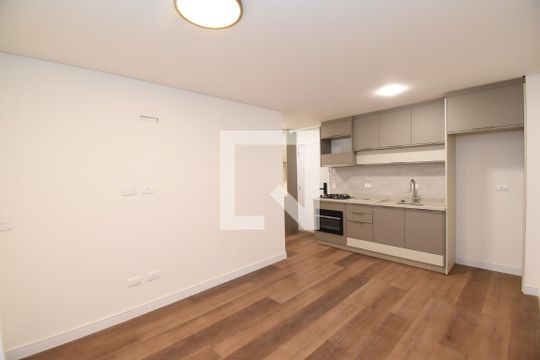 Sala/Cozinha de apartamento à venda com 2 quartos, 46m² em Centro, Curitiba