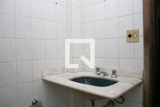 Casa para alugar com 4 quartos, 400m² em Cachoeirinha, Belo Horizonte