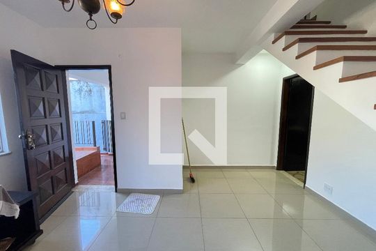 Sala de casa à venda com 5 quartos, 120m² em Vila Dalva, São Paulo