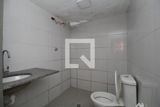 Banheiro de casa para alugar com 1 quarto, 50m² em Vila Pirajussara, São Paulo