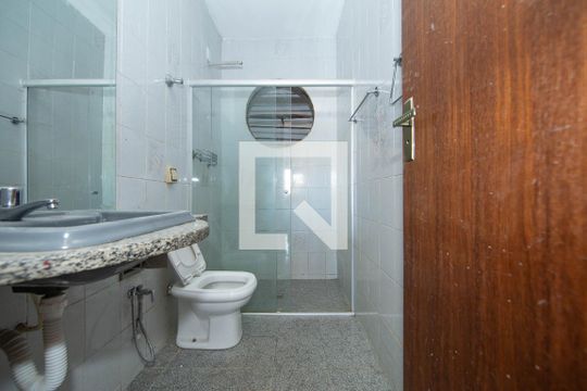 BANHEIRO de casa para alugar com 2 quartos, 130m² em Havaí, Belo Horizonte