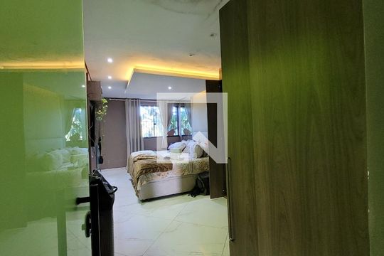 Suite de casa para alugar com 3 quartos, 300m² em Jardim Sao Paulo, Itaquaquecetuba