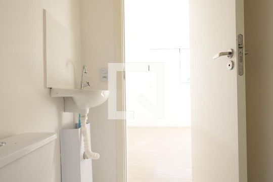 Banheiro de kitnet/studio para alugar com 1 quarto, 17m² em Vila Andrade, São Paulo