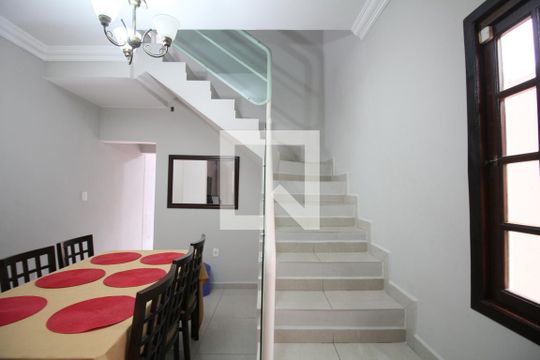 Escadas de casa à venda com 3 quartos, 189m² em Cidade Intercap, Taboão da Serra