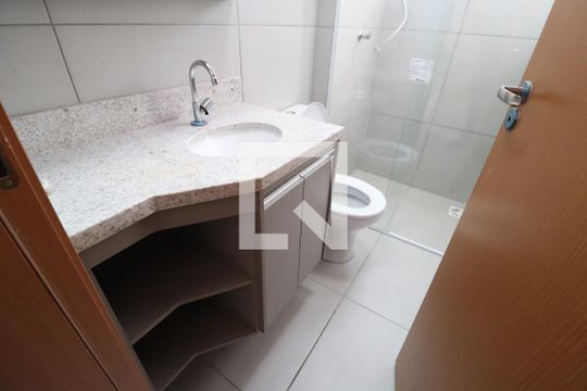 Banheiro do Quarto 1 de apartamento para alugar com 3 quartos, 70m² em Granja Marileusa, Uberlândia