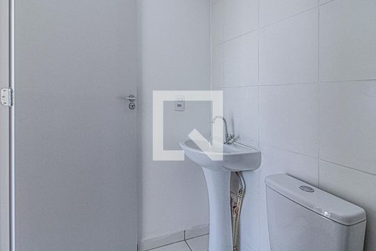 banheiro social_4 de apartamento para alugar com 2 quartos, 36m² em Parque Bristol, São Paulo