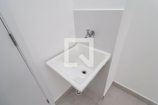 Sala/Cozinha de apartamento para alugar com 2 quartos, 32m² em Vila Carmosina, São Paulo