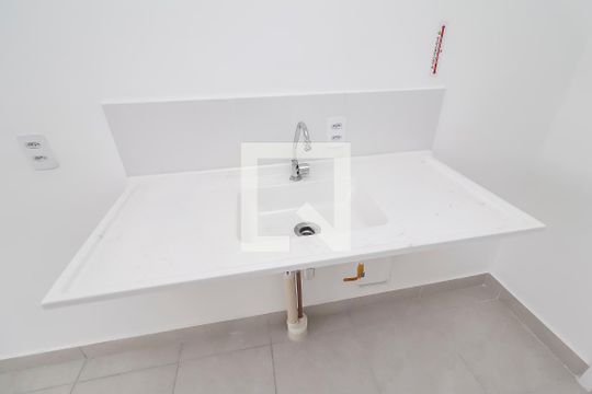 Sala/Cozinha de apartamento para alugar com 2 quartos, 32m² em Vila Carmosina, São Paulo