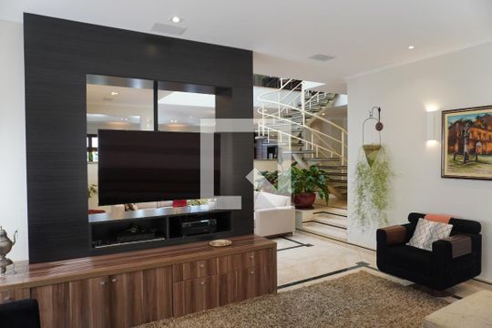 Sala de TV de casa de condomínio para alugar com 4 quartos, 620m² em Morada dos Pássaros, Barueri