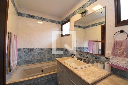 Banheiro da Suíte de casa de condomínio à venda com 4 quartos, 200m² em Santa Felicidade, Curitiba