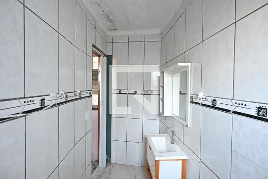 Banheiro de casa à venda com 1 quarto, 50m² em Jardim Campo Limpo, São Paulo