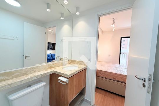 Banheiro de kitnet/studio para alugar com 1 quarto, 26m² em Santo Amaro, São Paulo