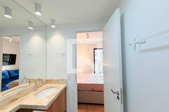 Banheiro de kitnet/studio para alugar com 1 quarto, 26m² em Santo Amaro, São Paulo