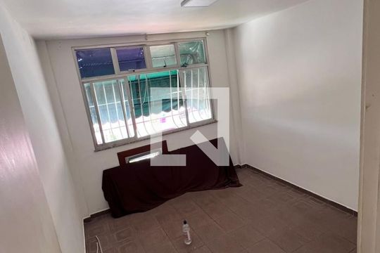 Sala de apartamento para alugar com 2 quartos, 60m² em Colubandê, São Gonçalo