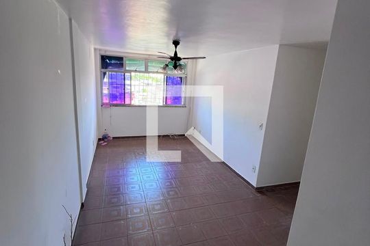 Sala de apartamento para alugar com 2 quartos, 60m² em Colubandê, São Gonçalo