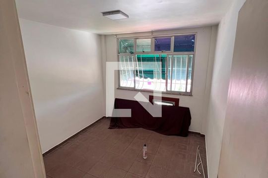 Sala de apartamento para alugar com 2 quartos, 60m² em Colubandê, São Gonçalo