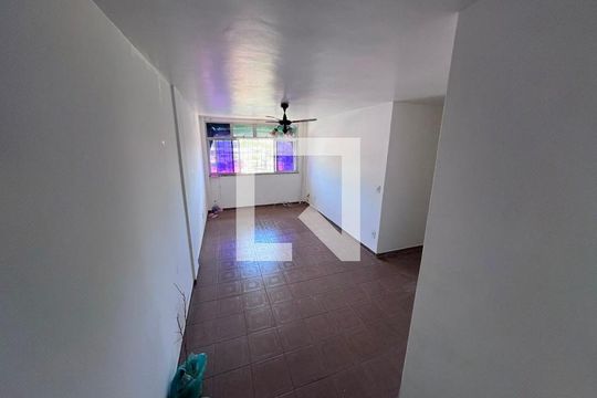 Sala de apartamento para alugar com 2 quartos, 60m² em Colubandê, São Gonçalo