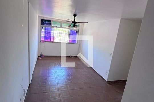 Sala de apartamento para alugar com 2 quartos, 60m² em Colubandê, São Gonçalo
