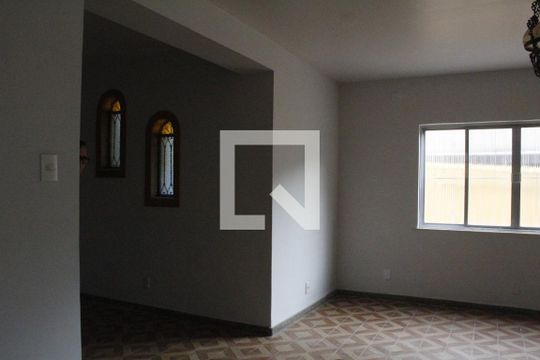 Sala de casa para alugar com 7 quartos, 560m² em Pechincha, Rio de Janeiro