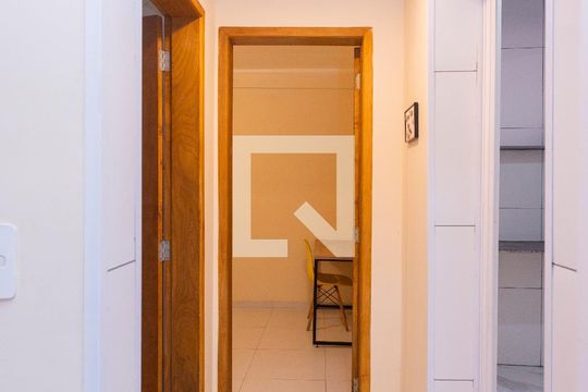 Corredor de kitnet/studio para alugar com 1 quarto, 38m² em Conjunto Residencial Salvador Tolezani, São Paulo