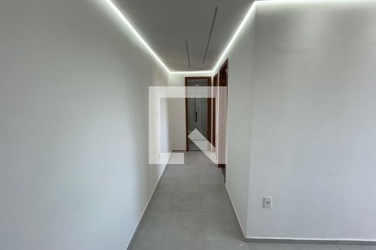 Corredor de apartamento para alugar com 2 quartos, 45m² em Inhaúma, Rio de Janeiro
