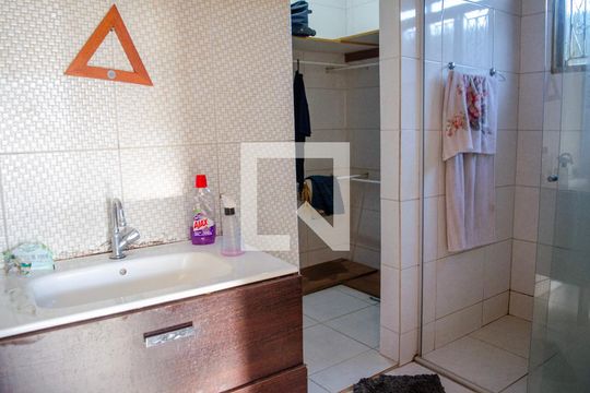 Banheiro da Suíte de casa à venda com 4 quartos, 360m² em Residencial  Jardim Colorado, Goiânia