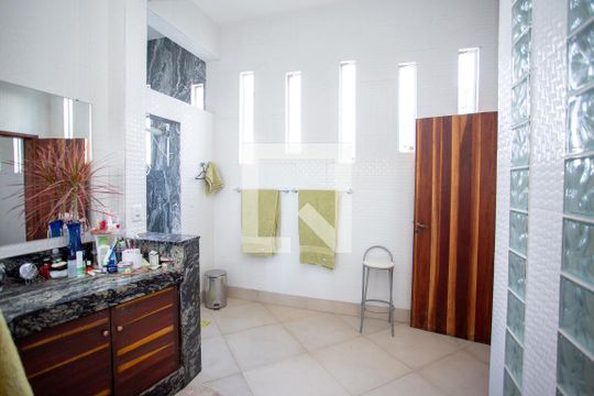Banheiro da Suíte de casa à venda com 3 quartos, 1500m² em Tropical, Contagem
