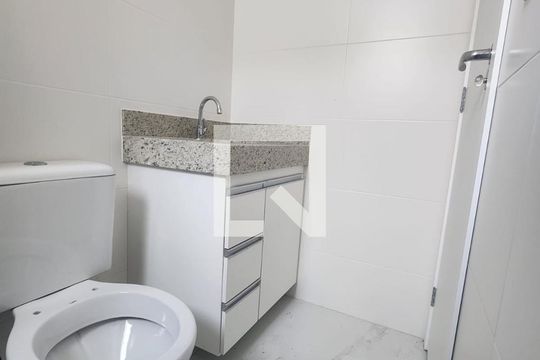 Banheiro de apartamento para alugar com 2 quartos, 184m² em Cabral, Contagem