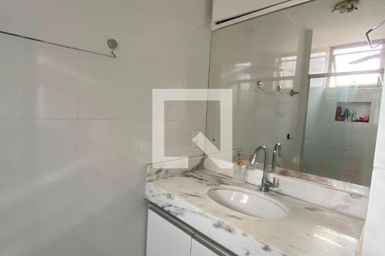 Banheiro social de apartamento à venda com 1 quarto, 41m² em Funcionários, Belo Horizonte