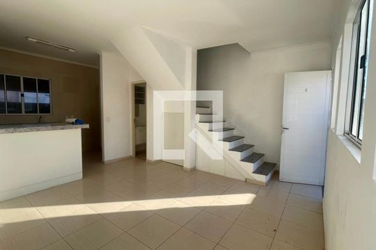 Sala de casa de condomínio para alugar com 2 quartos, 64m² em Aguassai, Cotia