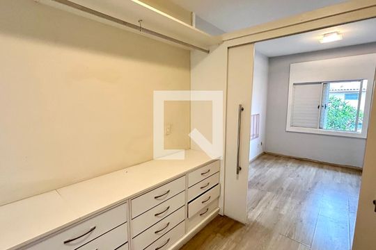Closet da suíte de casa de condomínio à venda com 2 quartos, 120m² em Parque Renato Maia, Guarulhos