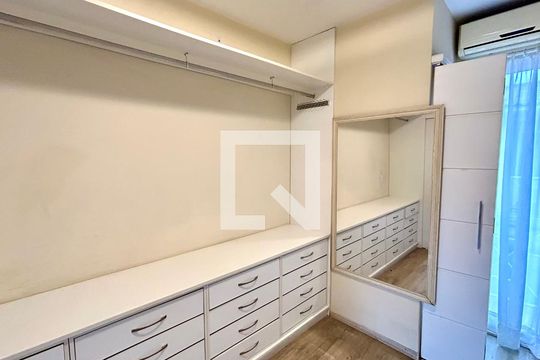 Closet da suíte de casa de condomínio à venda com 2 quartos, 120m² em Parque Renato Maia, Guarulhos