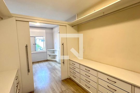 Closet da suíte de casa de condomínio à venda com 2 quartos, 120m² em Parque Renato Maia, Guarulhos
