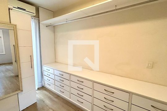 Closet da suíte de casa de condomínio à venda com 2 quartos, 120m² em Parque Renato Maia, Guarulhos